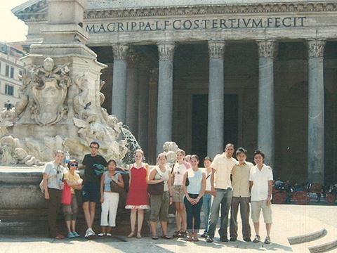 Art students outside the Pantheon in Rome, fall 2003. 

photo / Anna Rita Flati