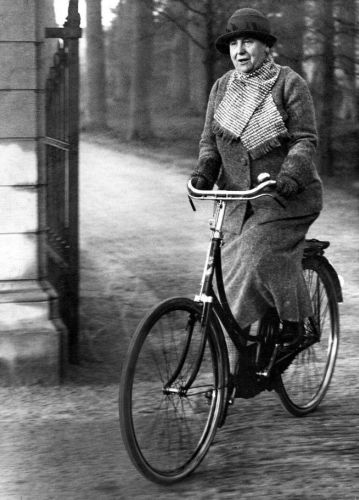 Koningin Wilhelmina fietsend