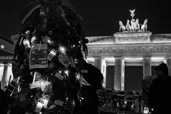 #refugeecamp berlin, brandenburg gate   antirassistisches interkulturelles baumfest antiracist - intercultural tree-party
