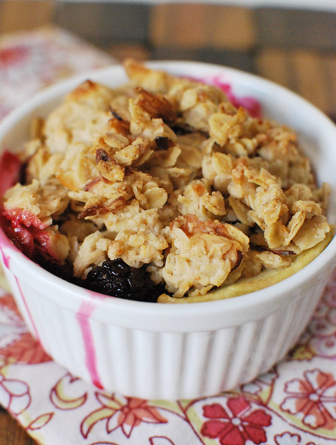 Blackberry and Apple Crumble - delicious summer dessert! Juicy blackberries and apples with a crunchy topping of oats, coconut, and almonds!