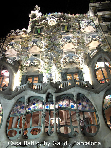 a-gaudi-text-night-barcelona-2012-0129