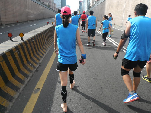 台北富邦馬拉松 赤腳拖鞋女跑友