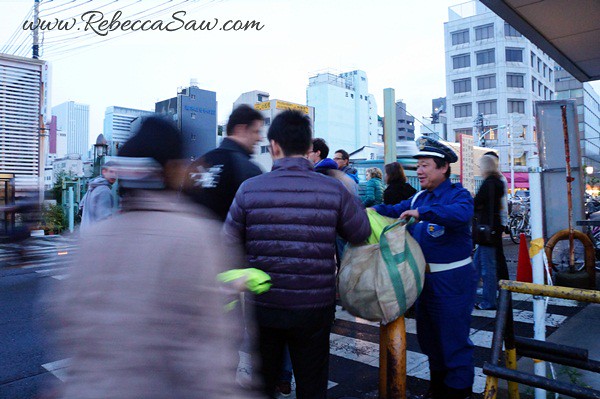 tsukiji market tuna auction - rebeccasawblog
