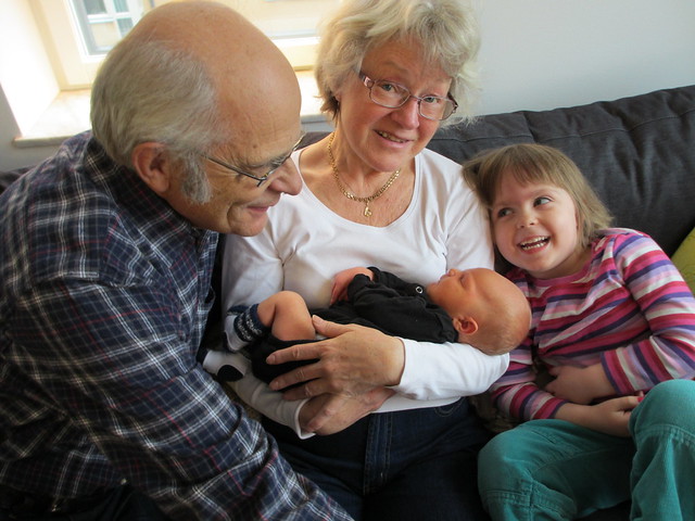 Sander med morfar, mormor och Ava