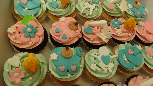 Baby Shower Cupcakes by CAKE Amsterdam - Cakes by ZOBOT