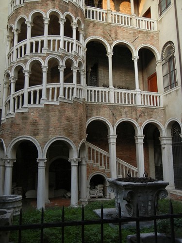 DSCN1881 _ Palazzo Contarini del Bovolo, 14 October