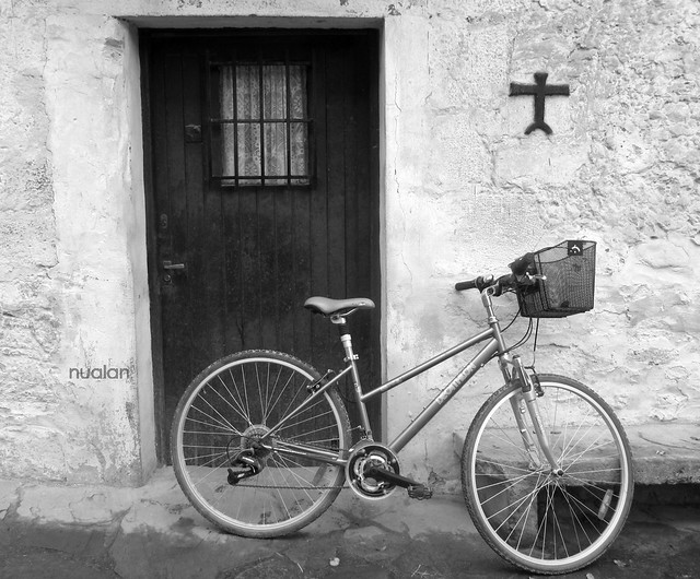 la bici y la puerta
