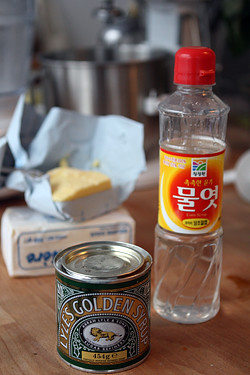 golden syrup and corn syrup for gooey cinnamon cake