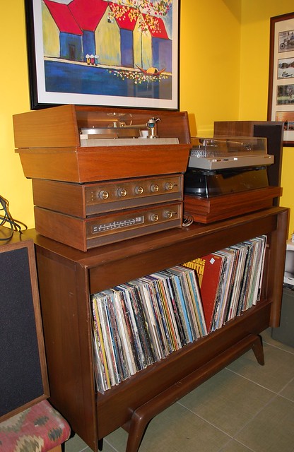 Record cabinet