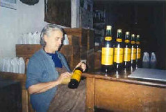 María Dolores adecentando unas botellas de Brandy del Maestrazgo.