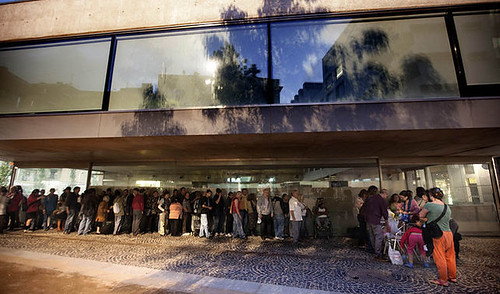 Ciutadans sense recursos fan cua per recollir el sopar calent que BarcelonActua els ofereix cada dijous a la Rambla del Raval (Carmen Secanella)