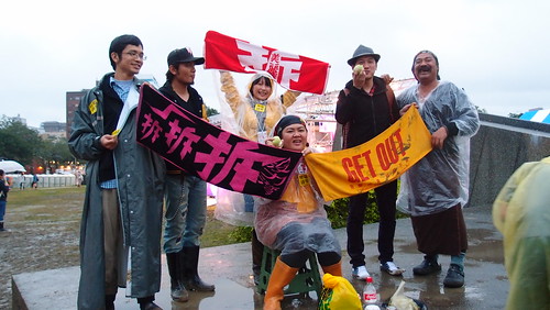 歌迷與吳志寧、滅火器楊大正加入巴奈那布舉毛巾的行列。