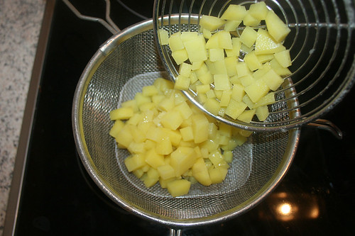 25 - Kartoffelwürfel abtropfen lassen / Drain potatoes