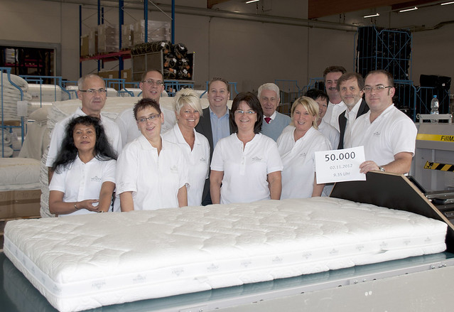 Das Produktions-Team im Wenatex-Werk Ranshofen mit der fünfzigtausendsten Matratze