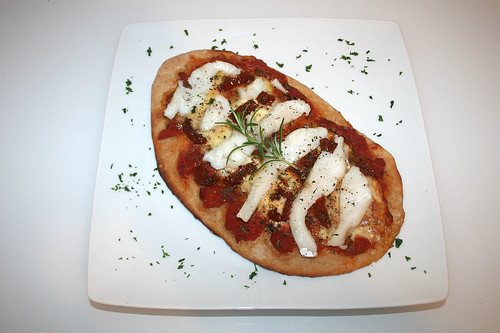 40 - Dinkelpizza mit Zander & Tomatenstreifen / Spelt pizza with pike perch & tomatoes - Serviert