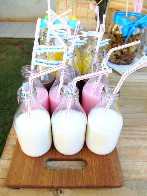 Garrafinhas de leite de coco em festa infantil