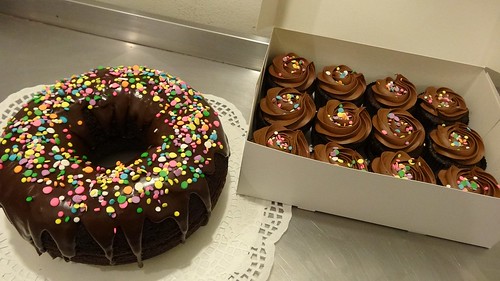 Donut Cake by CAKE Amsterdam - Cakes by ZOBOT