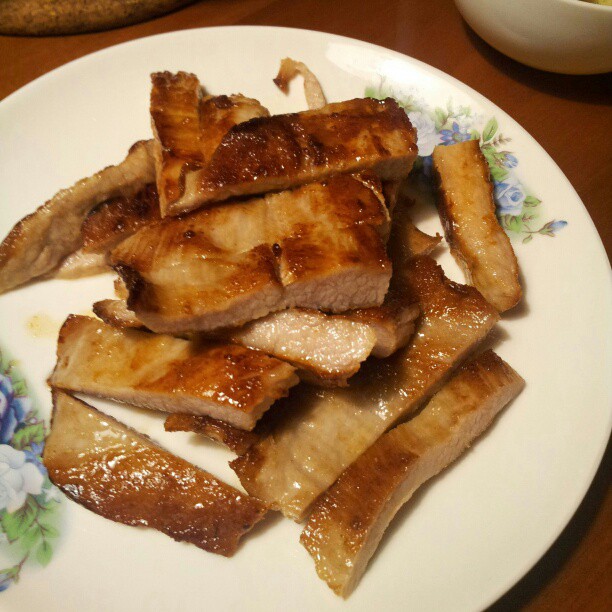 20121120 今天的豬頰肉沒有醃 直接乾煎加海鹽 一下子吃光光。