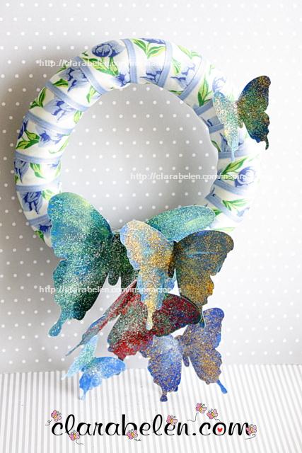 Corona con mariposas azules de cartón