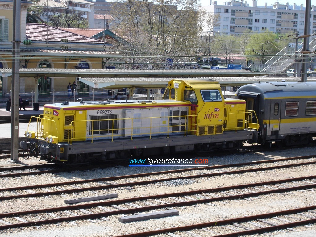 Une locomotive thermique BB 69000 en livrée INFRA SNCF à moteur MTU 12V 4000 R41
