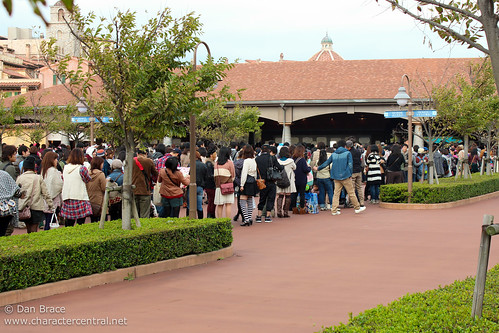 The crazy line to get in to TDS - and this was just part of it