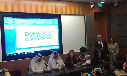 圖中左2，為COP18大會的主席阿布拉賓哈曼（H.E. Abullah Bin Hamad Al-Attiyah）。