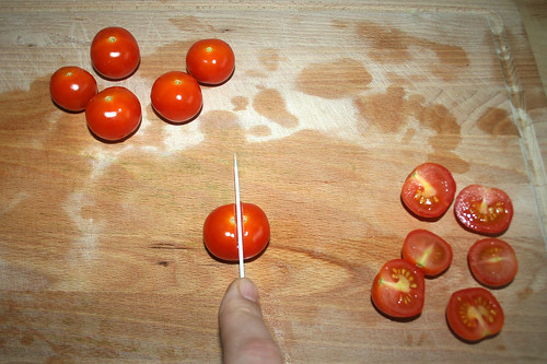 16 - Tomaten halbieren / Divide tomatoes in half