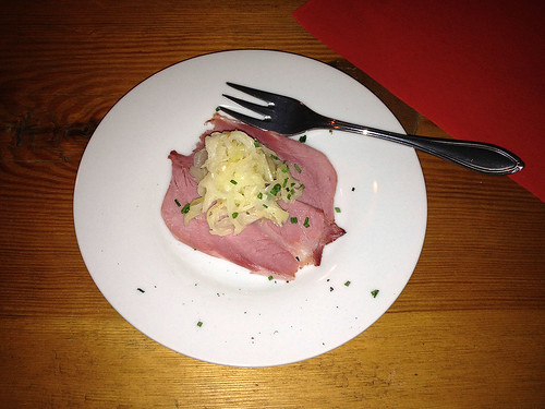 Scheiben von der Surhaxe mit Krautsalat / Slices from knuckle with sauerkraut