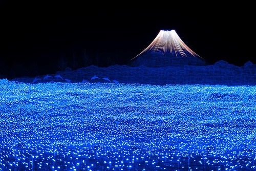 Эпическая световая инсталляция «Гора Фудзияма на рассвете» (Mount Fuji at dawn) освещает территорию ботанического сада с помощью множества зеленых, голубых и розовых светодиодных фонарей