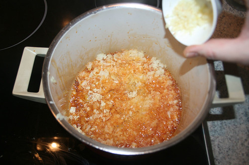 23 - Zwiebeln Knoblauch anschwitzen / Braise onions & garlic lightly