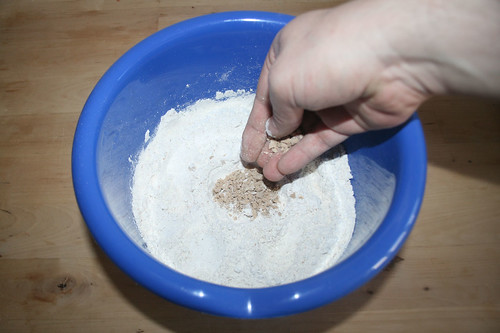 13 - Hefe hinein bröseln / Add and crumble yeast