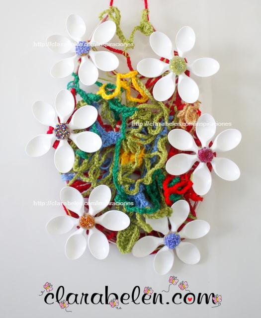 Decorar reciclando y tejiendo: corona de flores de cucharas de plástico -  Inspiraciones: manualidades y reciclaje