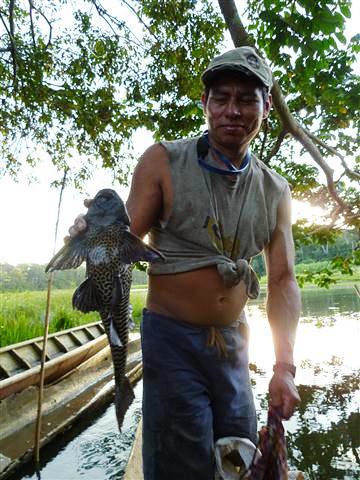 原住民大哥剛捕魚回來，熱情展示他為家人帶回的漁獲。攝影：林貞妤。