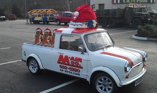Mini Pickup Speedy dressed for Christmas parade