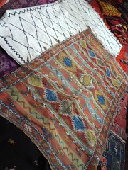 Tapetes berberes em exposição para vender