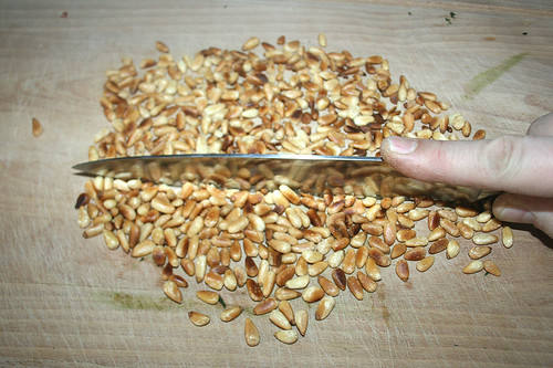 35 - Pinienkerne grob zerkleinern / Mince pine nuts