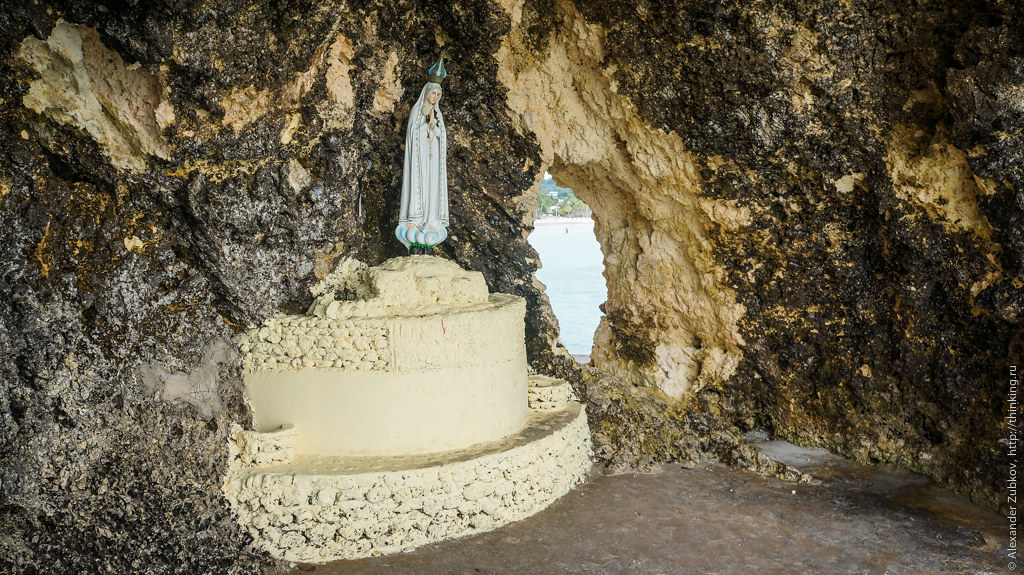 Пещера со статуей Девы Марии на Боракае