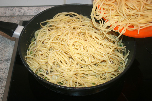 36 - Nudeln beigeben / Add noodles