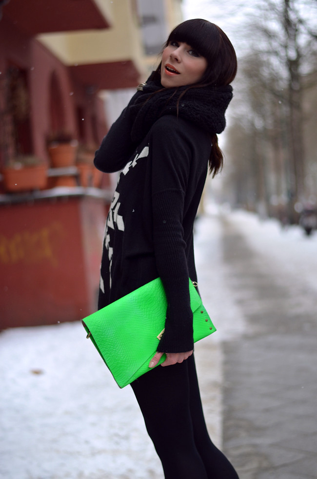 Blogger outfit: ohhandy green clutch AX Paris jumper 1