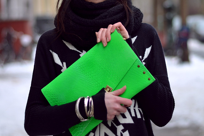 Blogger outfit: ohhandy green clutch AX Paris jumper 4