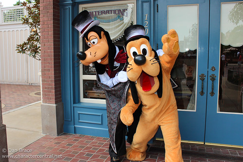 Meeting Halloween Goofy and Pluto