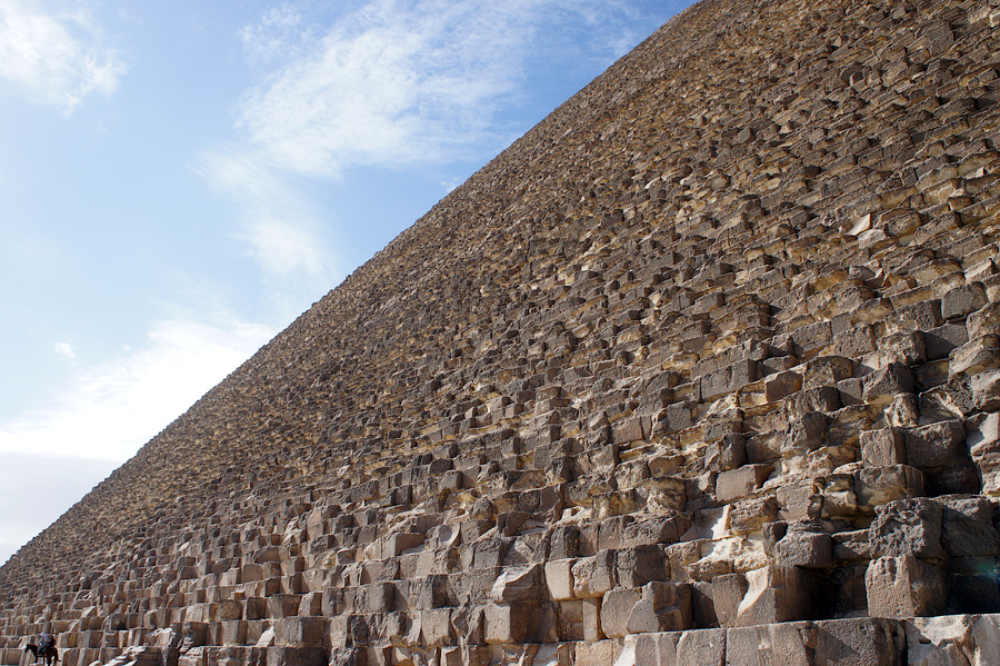 Точность кладки даже без облицовочного камня поражает. Пирамида Хеопса, Пирамиды Гизы, Египет
