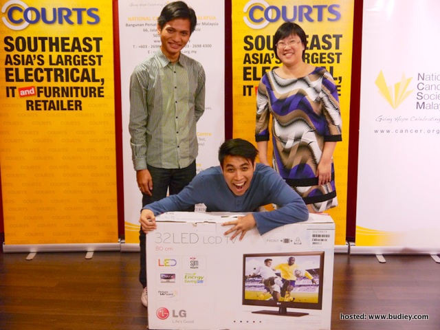 First prize winner Khoo excitedly receives his prize from Yahya and Lim