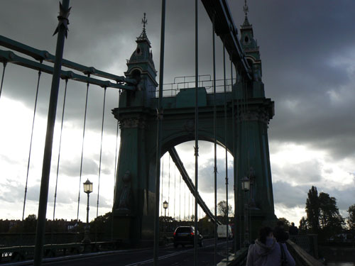 Hammersmith Bridge à contre-jour.jpg