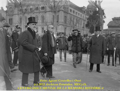 Barcelona, 26 de diciembre de 1933,  séquito fúnebre del President Francesc Macià. by Octavi Centelles