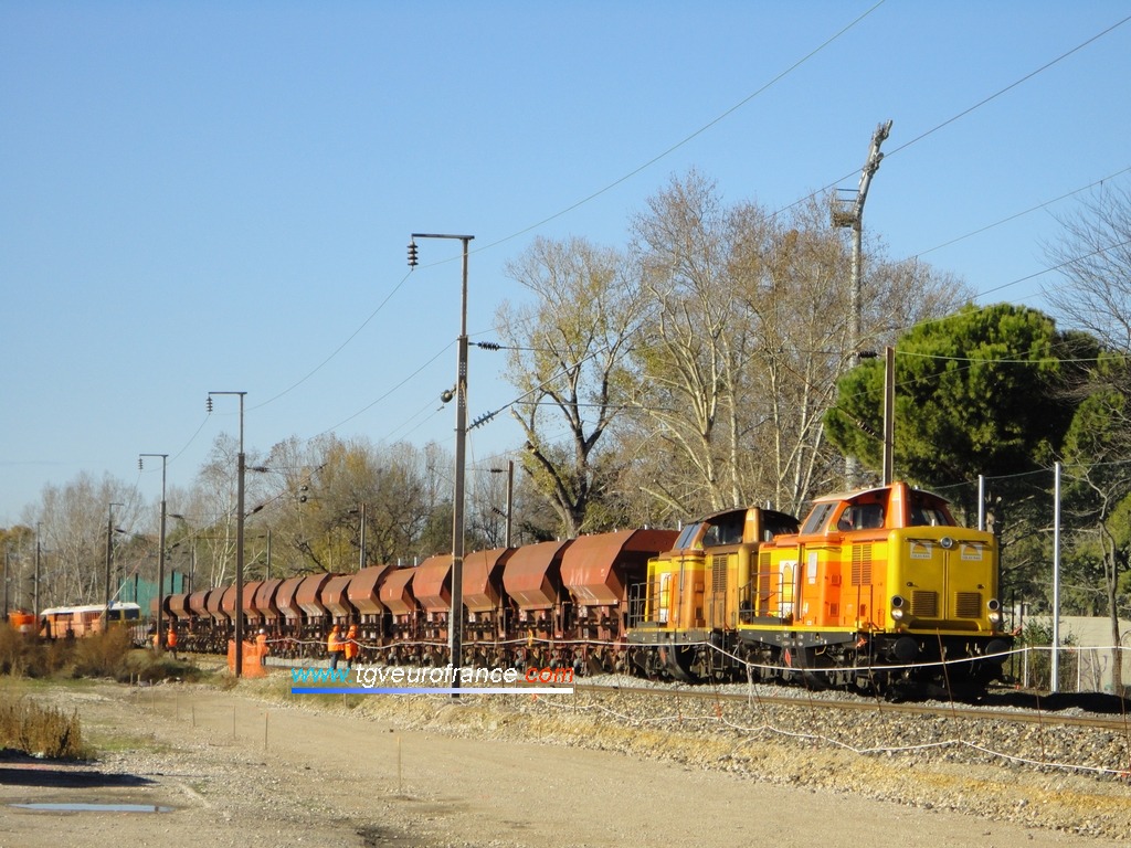Dos locomotoras Diesel V100 con tolvas abiertas para transporte de balasto en Marsella