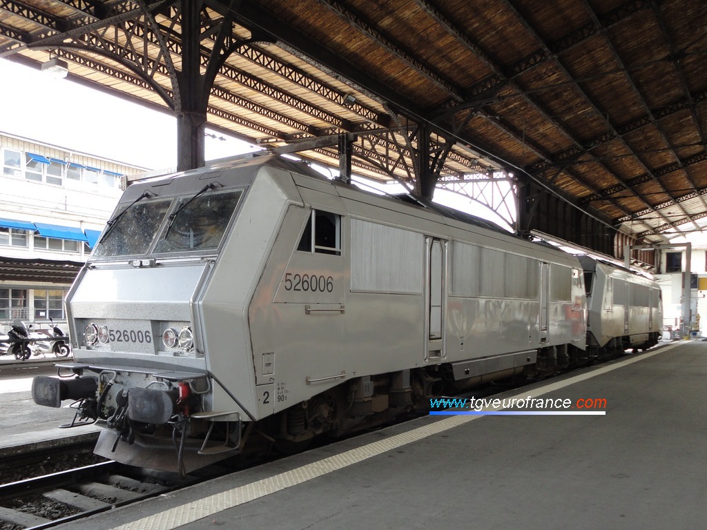 Deux locomotives électriques bitension BB 26000 en livrée grise en gare de Paris-Austerlitz