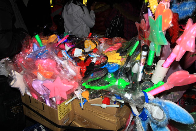 2013台北市跨年晚會攤販賣螢光飾品製造垃圾與污染-201212312348-賴鵬智攝