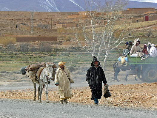 Paisanos en Ait-Hani, aldea bereber del Atlas Medio (Marruecos)