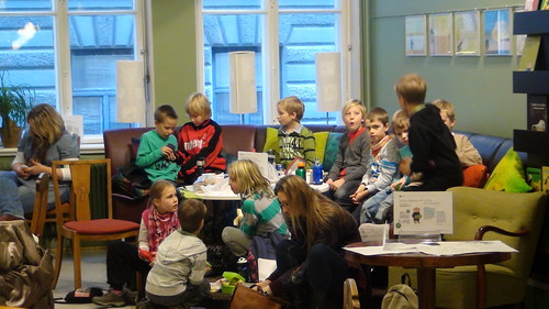 午餐時間，兒童閱讀咖啡館裡聚集了許多小朋友